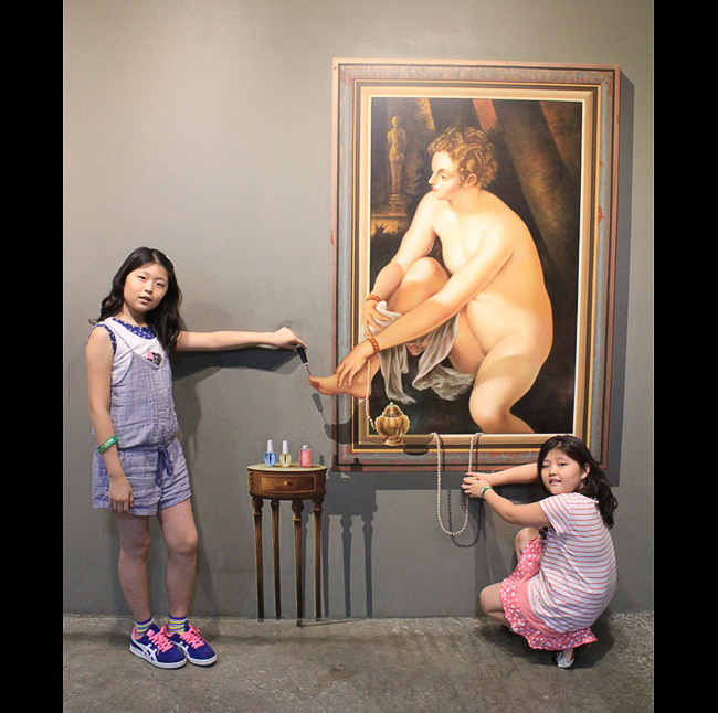Những bức tranh của nghệ thuật đánh lừa thị giác được tái hiện sinh động trong phòng triển lãm mỹ thuật tại Hàn Quốc.